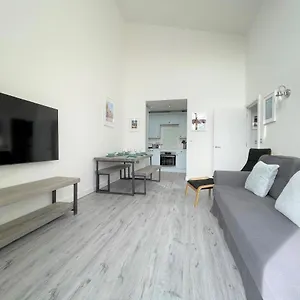  Apartment Penthouse W/ Parking